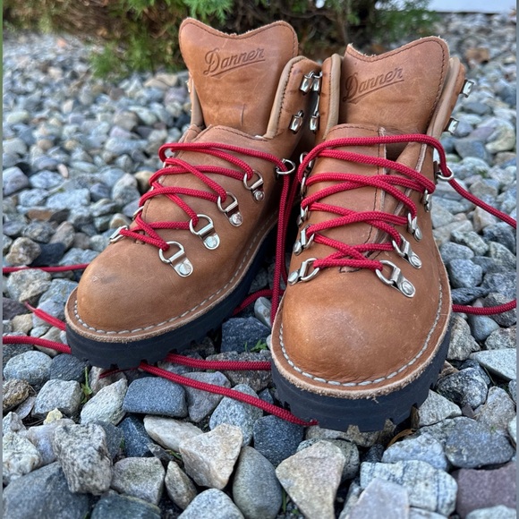 Danner Shoes - LIKE NEW Danner Wmn Mountain Light Cascade Hiking Boot, Vibram Soles, 6